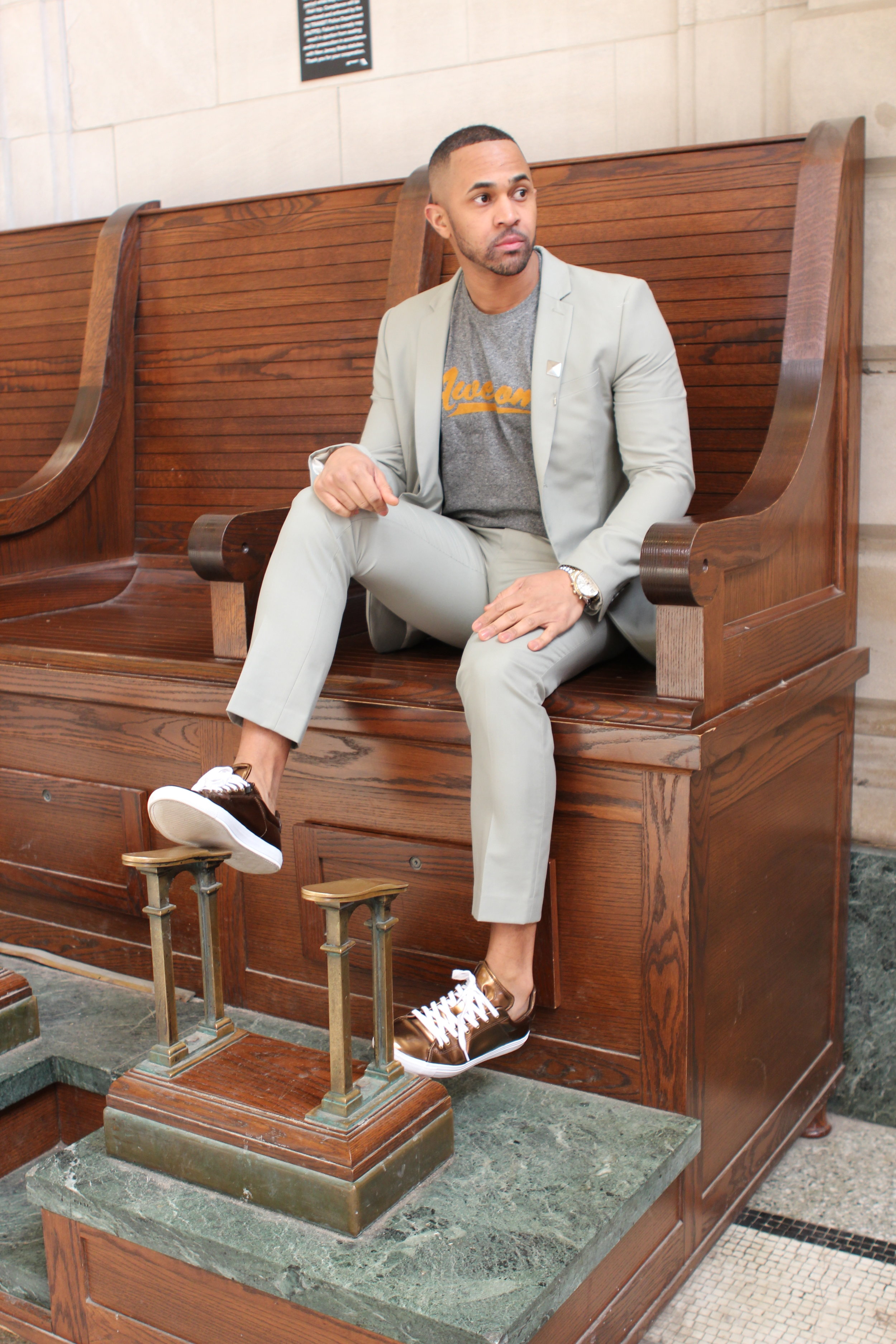You don't always have to wear a graphic tee in sporty way. It is possible to wear it more formal/casual.. So I did... No siempre tienes que vestir una camiseta grafica de una forma sport. Es posible de vestirlas de una forma mas casual/formal.. Yo lo hice. Overall, I always advice to take a chance. This is a great opportunity. See you around LandoStyle En fin, siempre aconsejo que tomen riesgos... Esta es una buena oportunidad. Los veo pronto LandoStyle