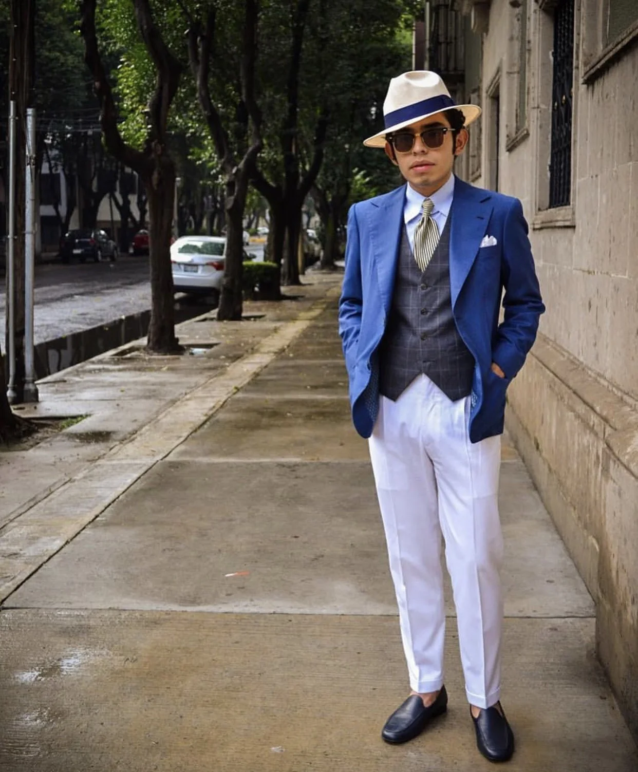 Aarón Axel Jiménez Castillo El estilo, para mi, va más allá de la ropa, es una manera de ser, de pensar y de actuar. Una manera elegante de llevarse sobre la vida sin importar las marcas o las tendencias, es una capacidad que hay que preservar, una conciencia. *** Style, for me, it goes beyond the clothing. It is a way of being, thinking and acting. Style is an elegant way of going around in life without worrying about brands and tendencies. It is a capacity that should be preserved, awareness.