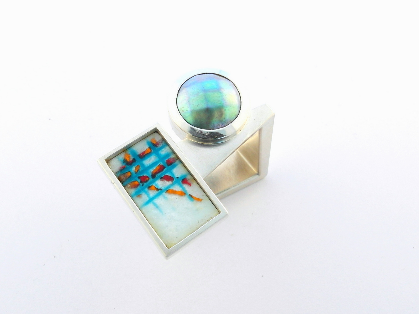  Margaret's MAPA pearl and enamel ring by Dore Stockhausen 2014 - 925 silver, MAPA pearl, enamel (Private collection) 