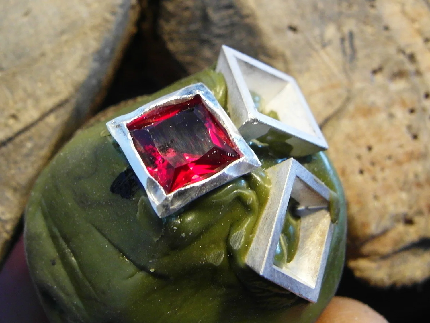  Again, in a 1,3,2,4 pattern do both sides of each corner, ensuring that the stone stays horizontal. At this stage it may still move or rock a bit.   