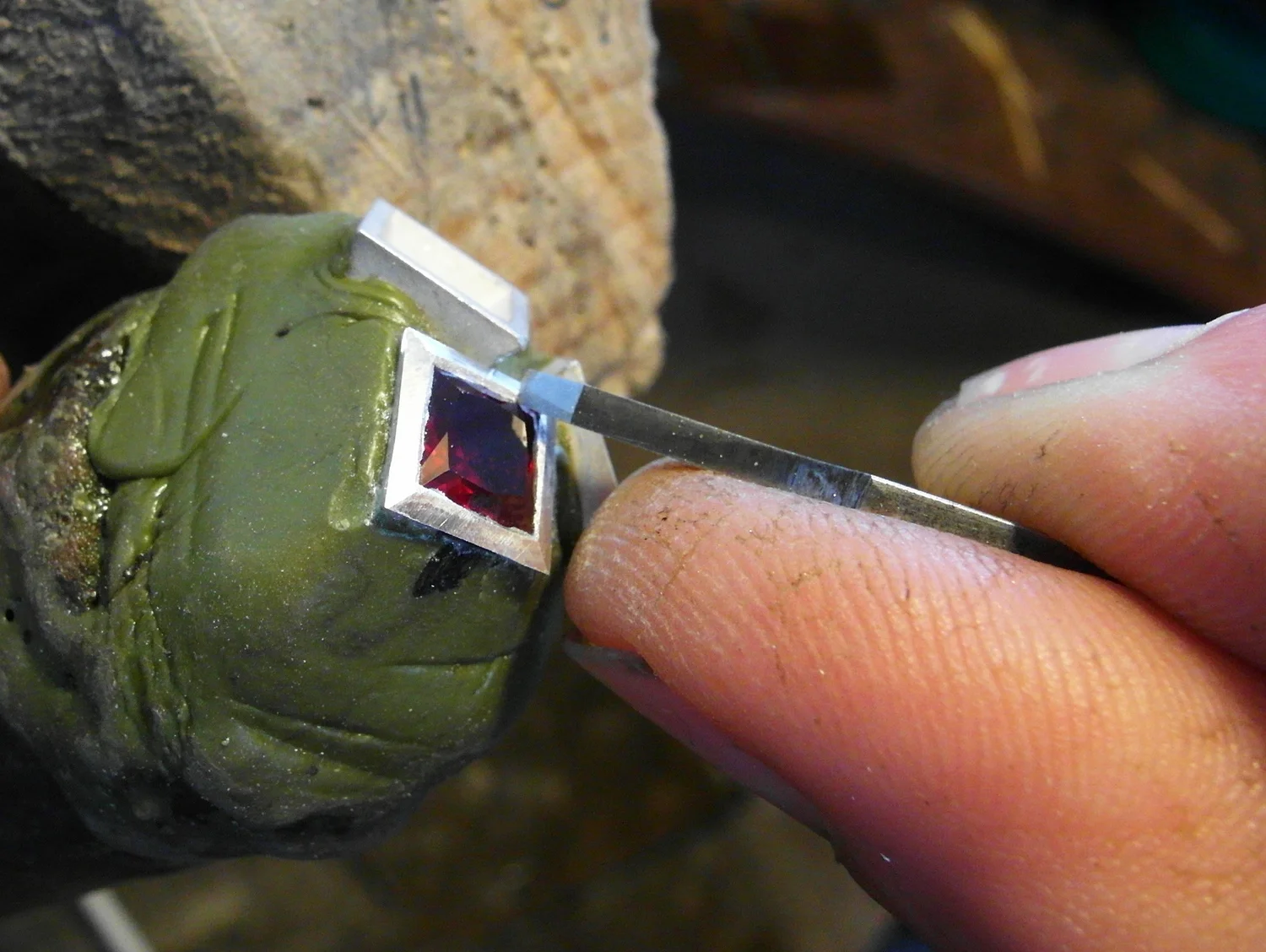  ... and now we use the flat graver once more. Make sure it is still sharp and cut the 'bright-cut' around the stone carefully...&nbsp; 