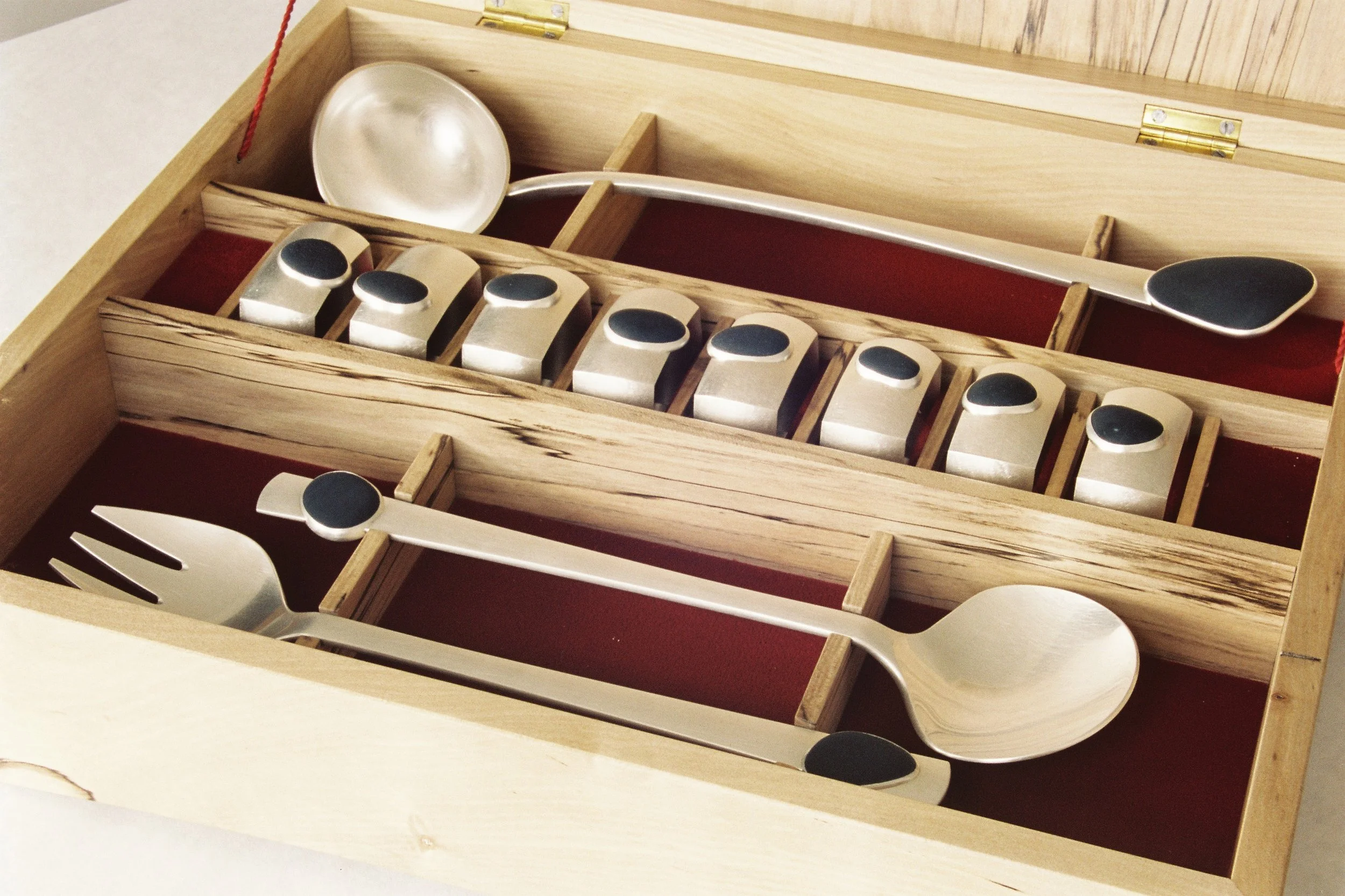 Sterling silver & beach pebble seviette rings, laddle and servers, timber box