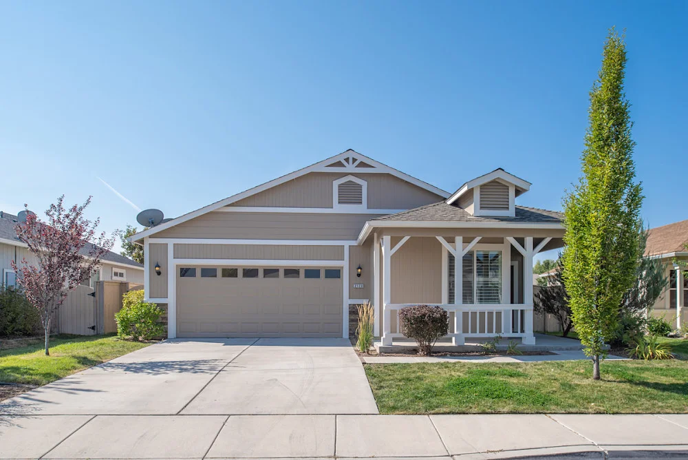 2120OverlandParkDr(standard)-1_opt.jpg