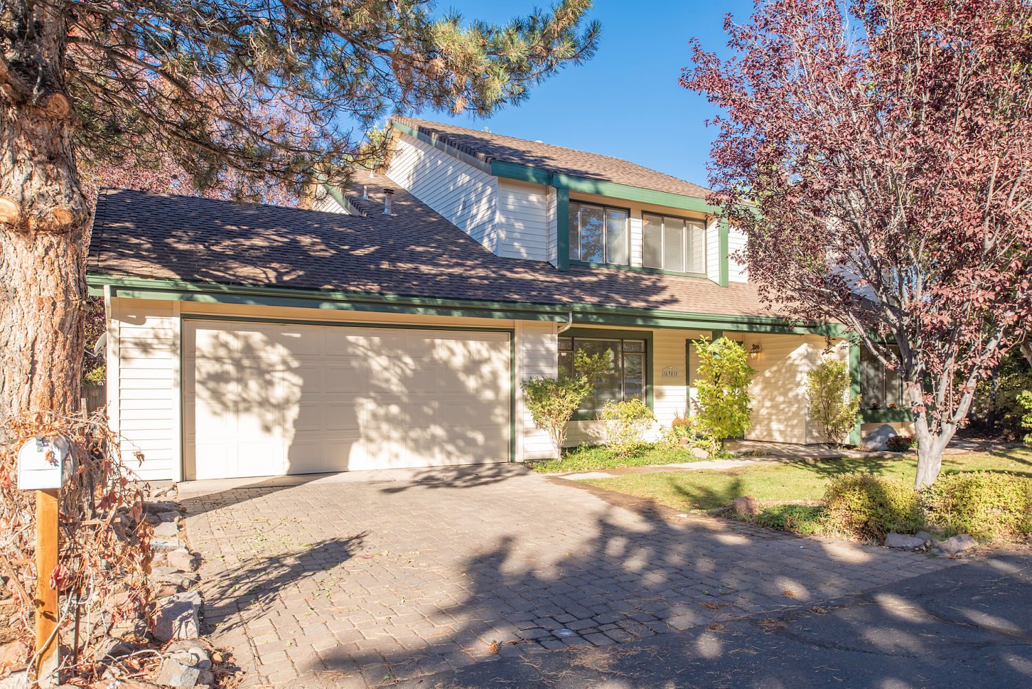 6301MeadowHeightsCir(high)-1_opt.jpg
