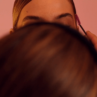  Moving image of beauty model 