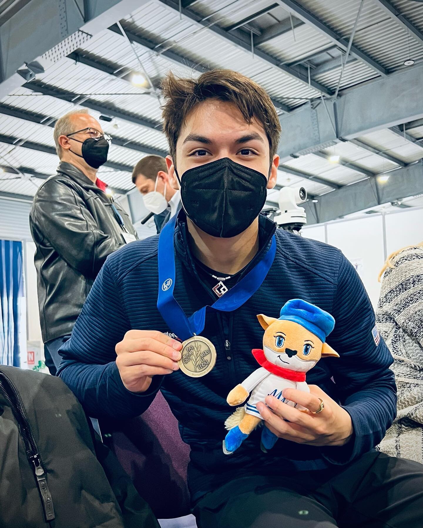 Camden Pulkinen came to Montpellier and went home with a small World medal (bronze in the free skate) and a Lou Lou. #Worlds2022 #WorldFigure