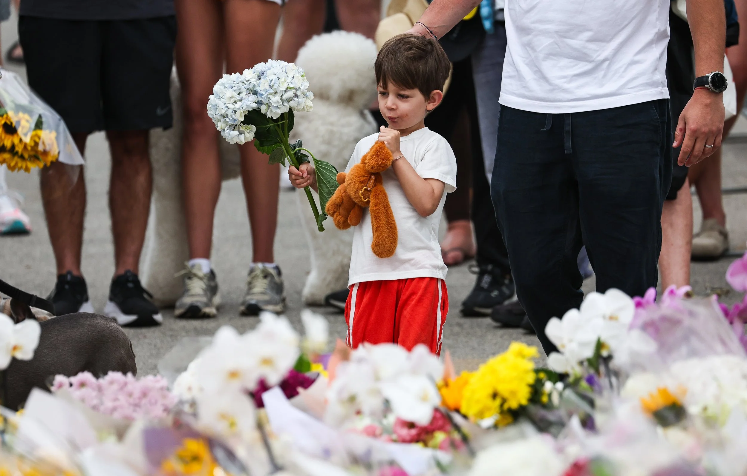 Bondi Mourners Gather