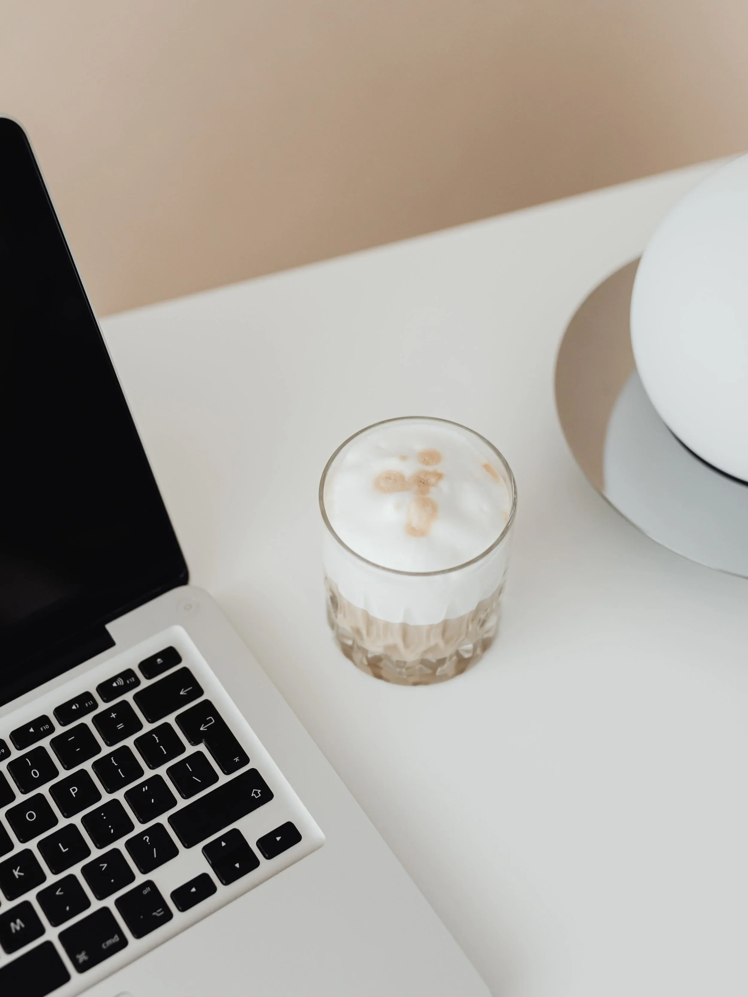 kaboompics_laptop-and-a-glass-of-cafe-latte-on-the-desk-20647.webp
