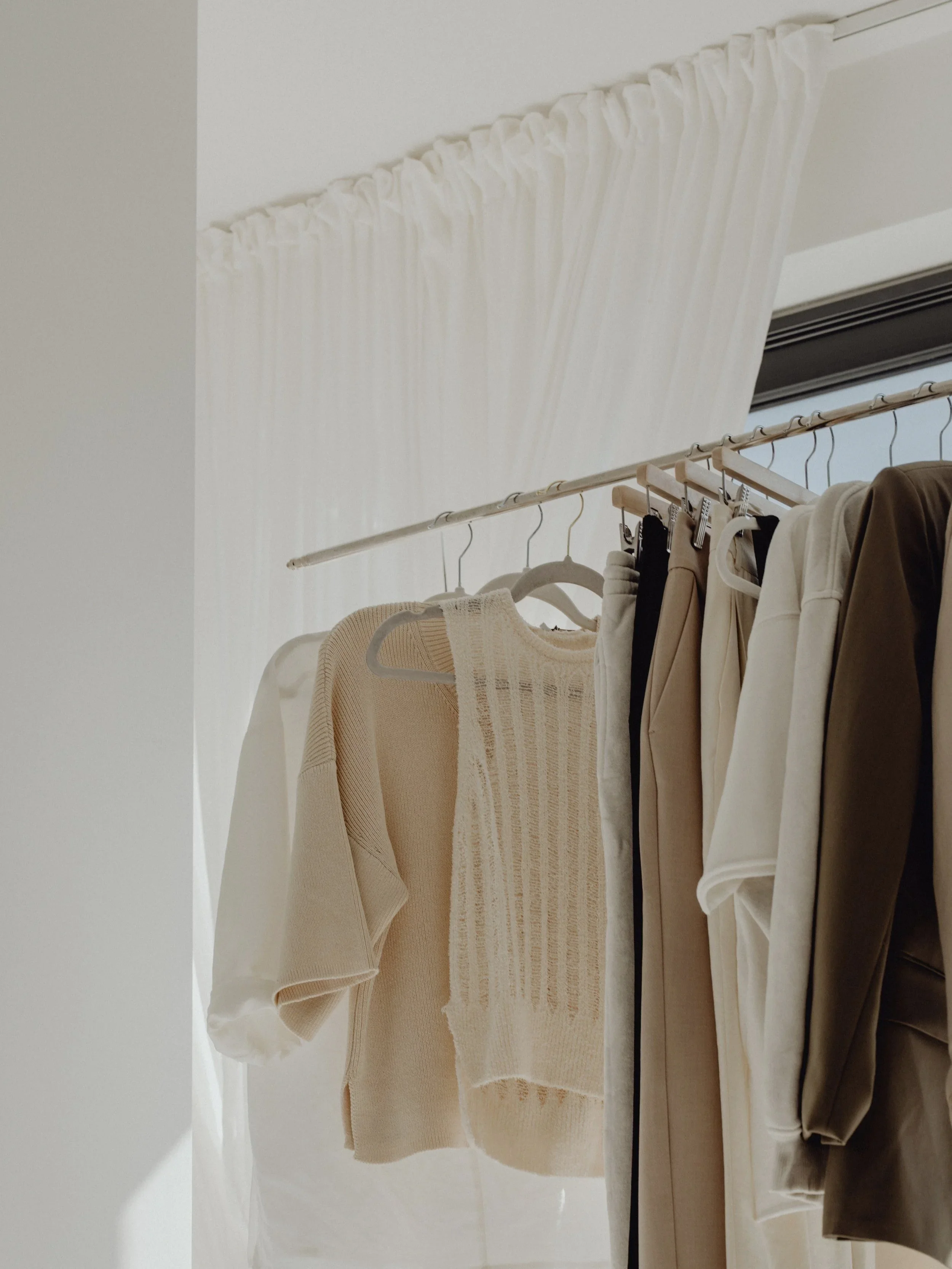 kaboompics_neutral-aesthetic-meets-casual-minimal-fashion-for-women-30812.webp