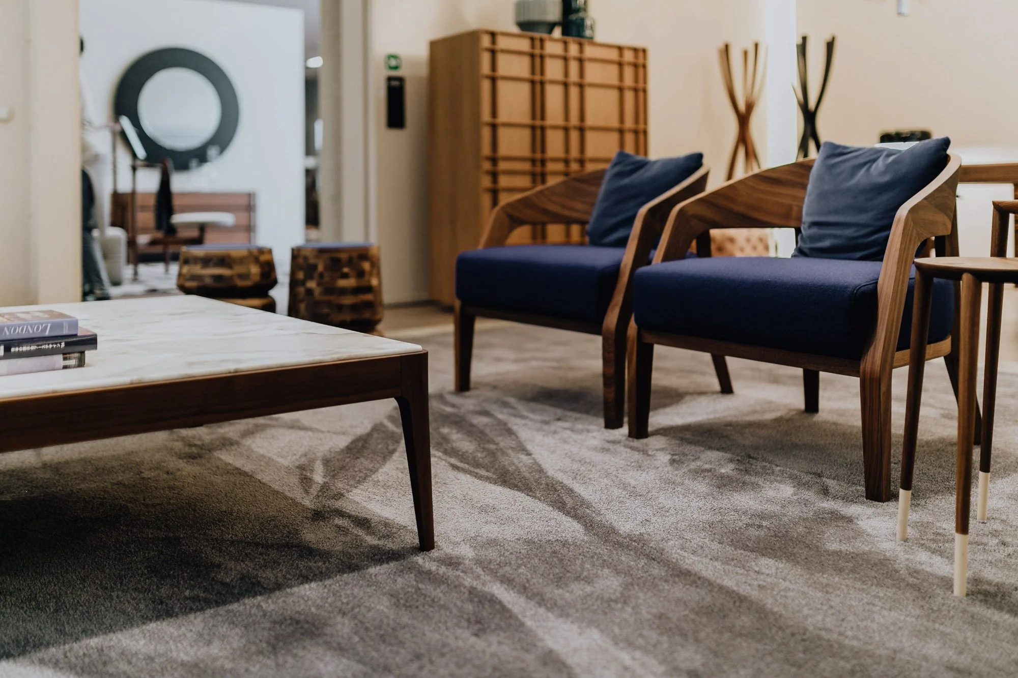 kaboompics_armchairs-and-table-in-a-living-room-7533.jpg