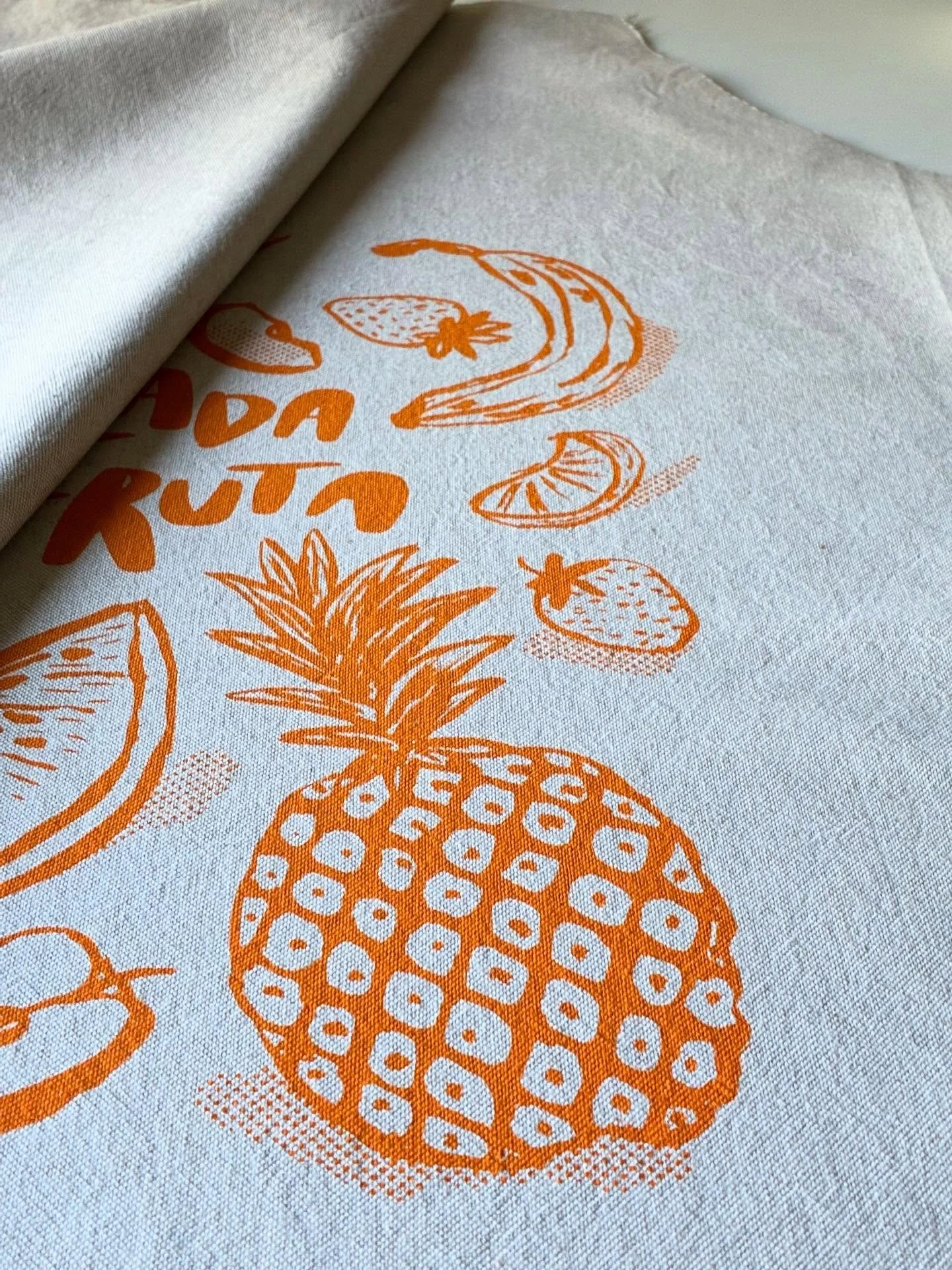 Wip - novidades 

#matildebeldroega #handmade #handscreenprinted #fruitsandvegetables #frutasevegetais #aprons #ecofriendly
