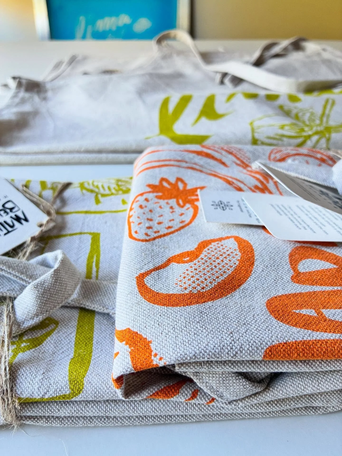 Novas pe&ccedil;as quase na loja  #matildebeldroega #handmade #handscreenprinted #fruitsandvegetables #frutasevegetais #aprons #ecofriendly