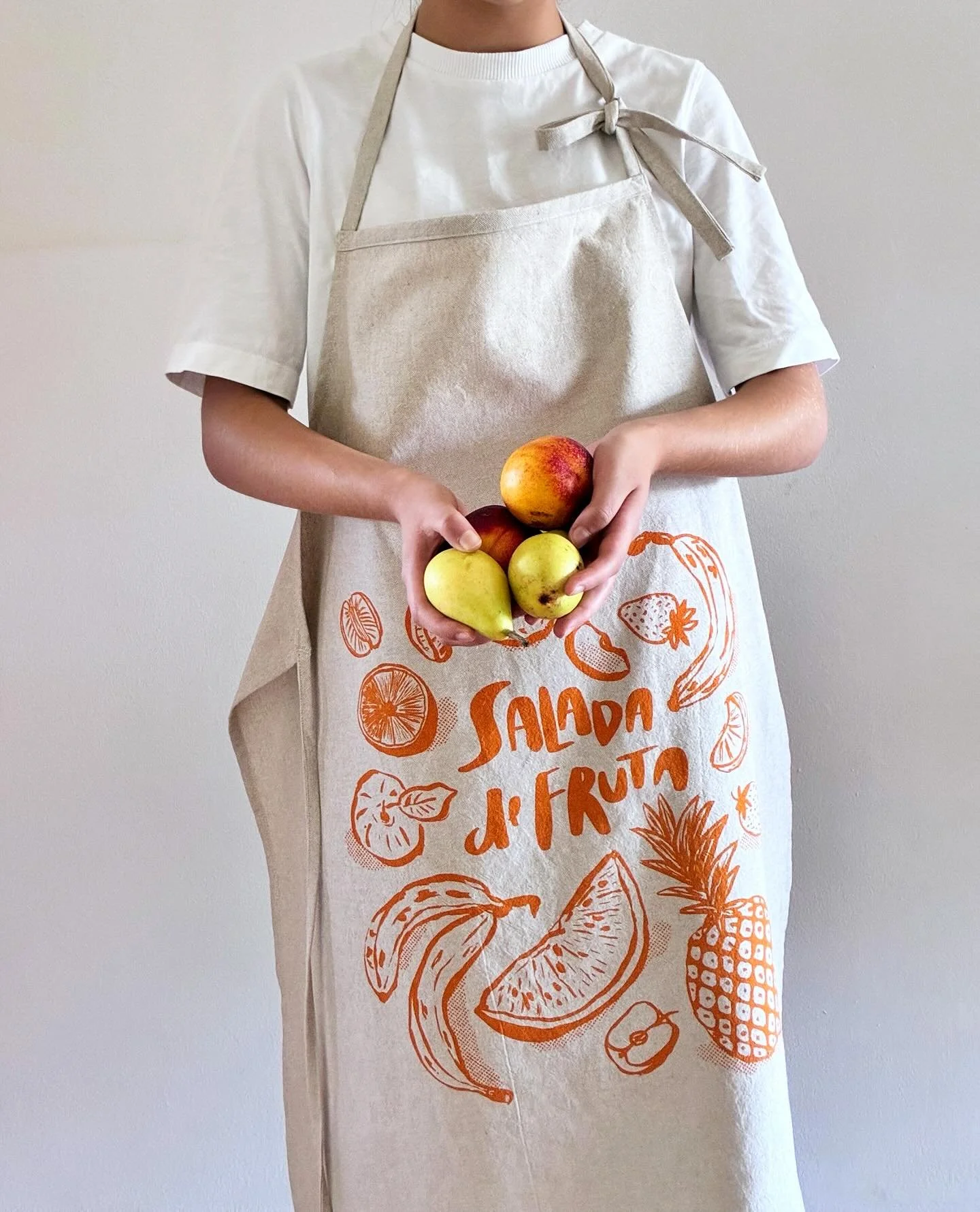 Salada de Fruta. Novidades de final de ver&atilde;o mas ainda muito quentinhas - Aventais de tamanho &uacute;nico, ajust&aacute;vel no pesco&ccedil;o e cintura.

desenho e a impress&atilde;o no nosso est&uacute;dio. Linho alentejano (mistura de linho