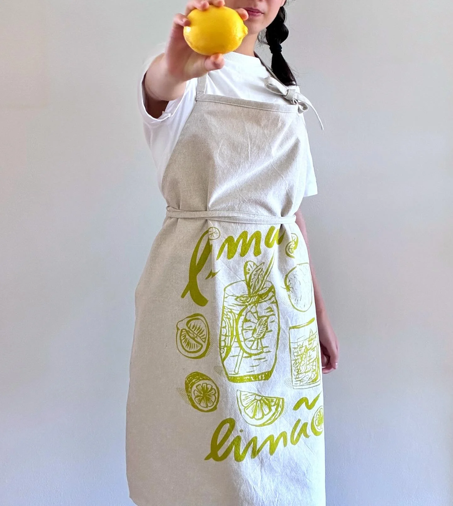 Uma bebida refrescante.  #matildebeldroega #handmade #handscreenprinted #fruitsandvegetables #frutasevegetais #aprons #ecofriendly