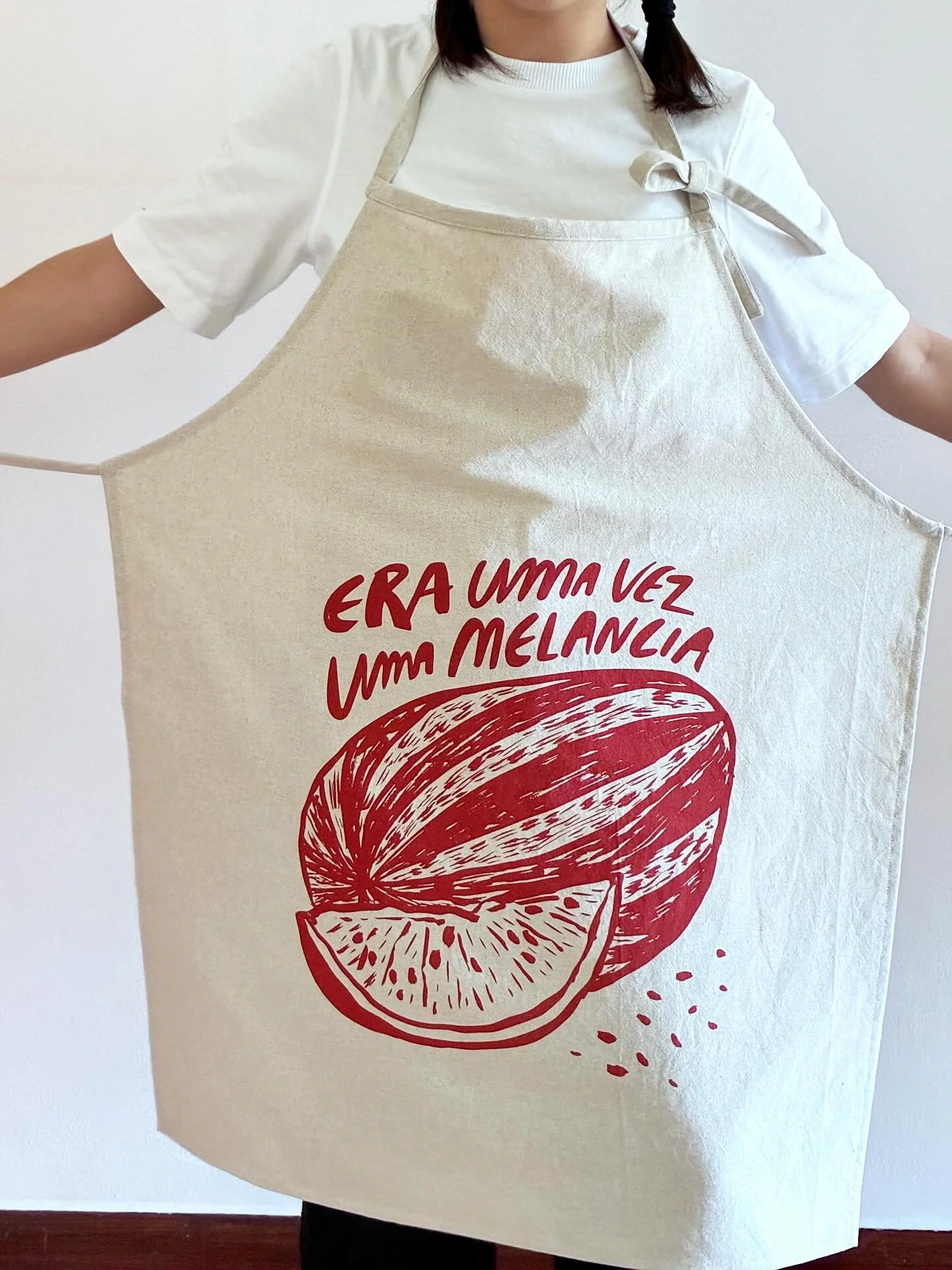 Neste avental o ver&atilde;o est&aacute; sempre presente.  #matildebeldroega #handmade #handscreenprinted #fruitsandvegetables #frutasevegetais #aprons #ecofriendly