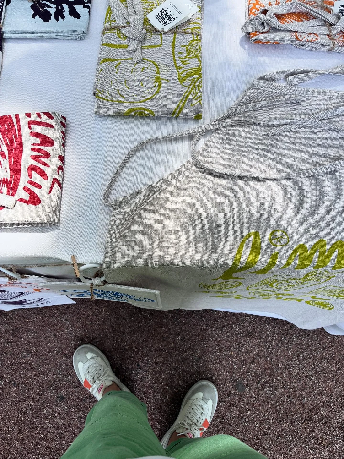 Hoje estamos no @mercado.craftsdesign - Jardim da Estrela, Lisboa, at&eacute; &agrave;s 19h. #matildebeldroega #handmade #handscreenprinted #fruitsandvegetables #frutasevegetais #ecofriendly