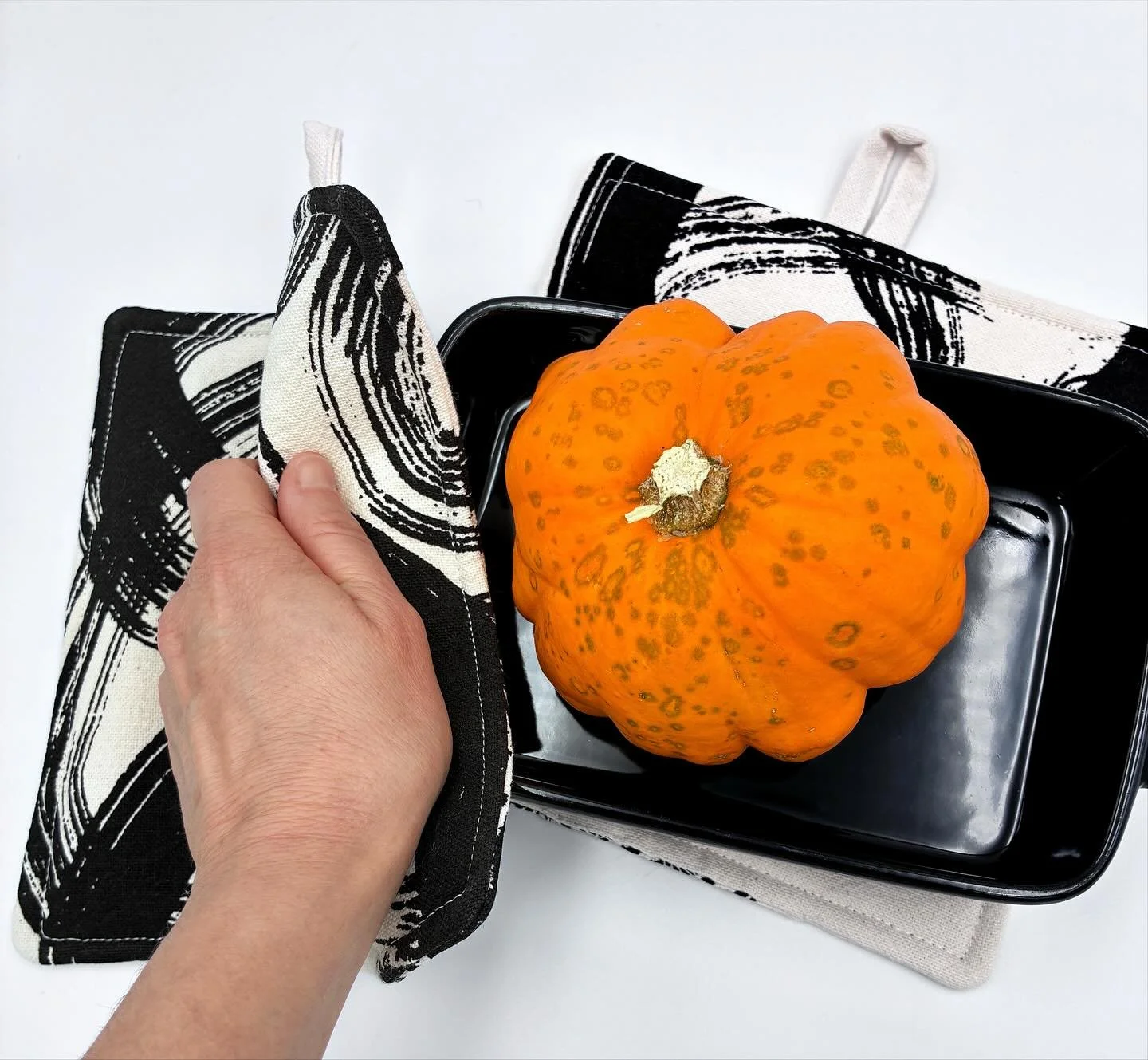 Novas pegas de cozinha a caminho / New kitchen potholders coming soon.

.
#matildebeldroega #handmade #handscreenprinted #kitchendesign #potholders #pegasdecozinha #serigrafia