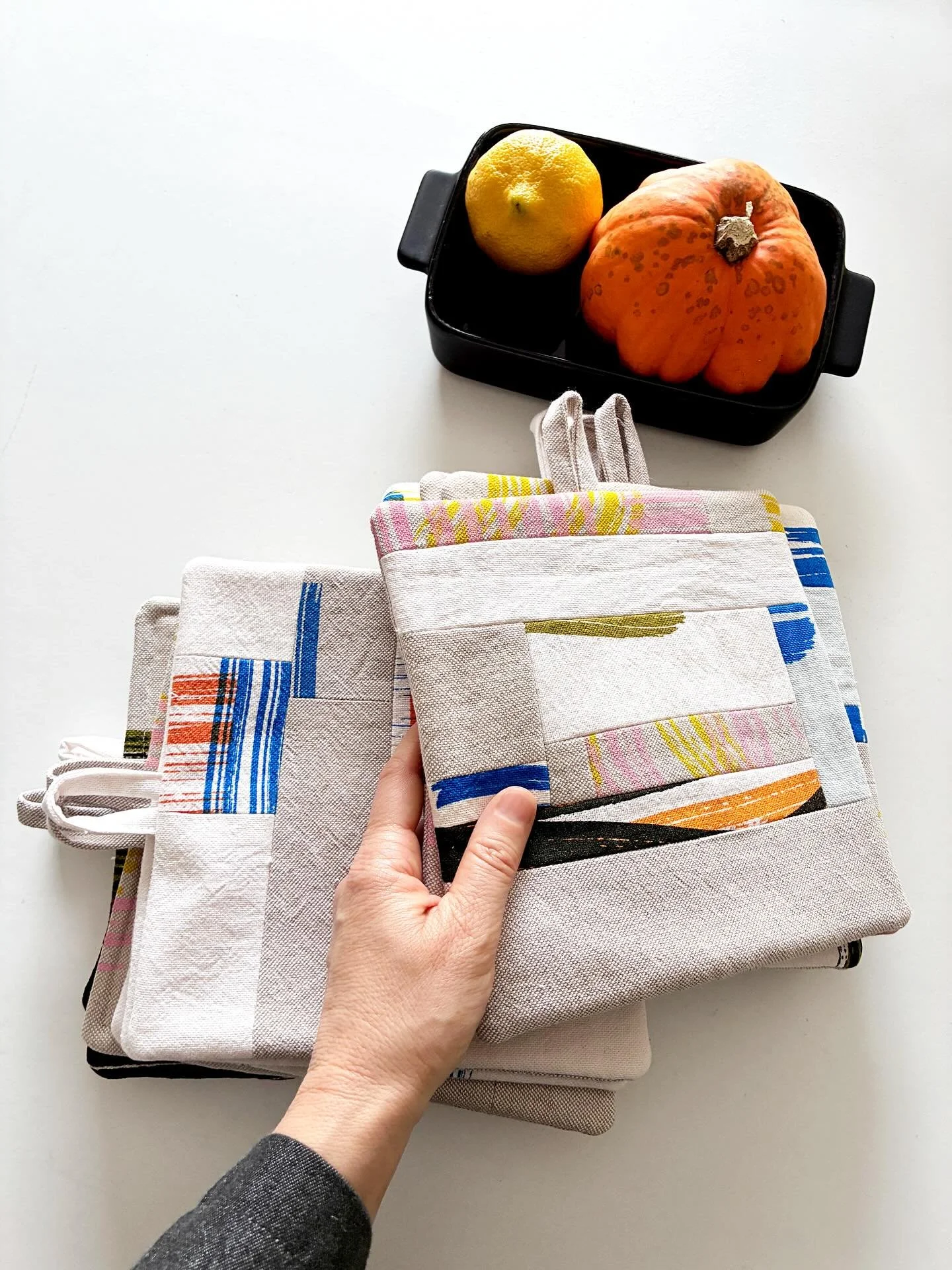 Novas pegas de cozinha.

#matildebeldroega #handmade #handscreenprinted #kitchendesign #potholders #pegasdecozinha #serigrafia