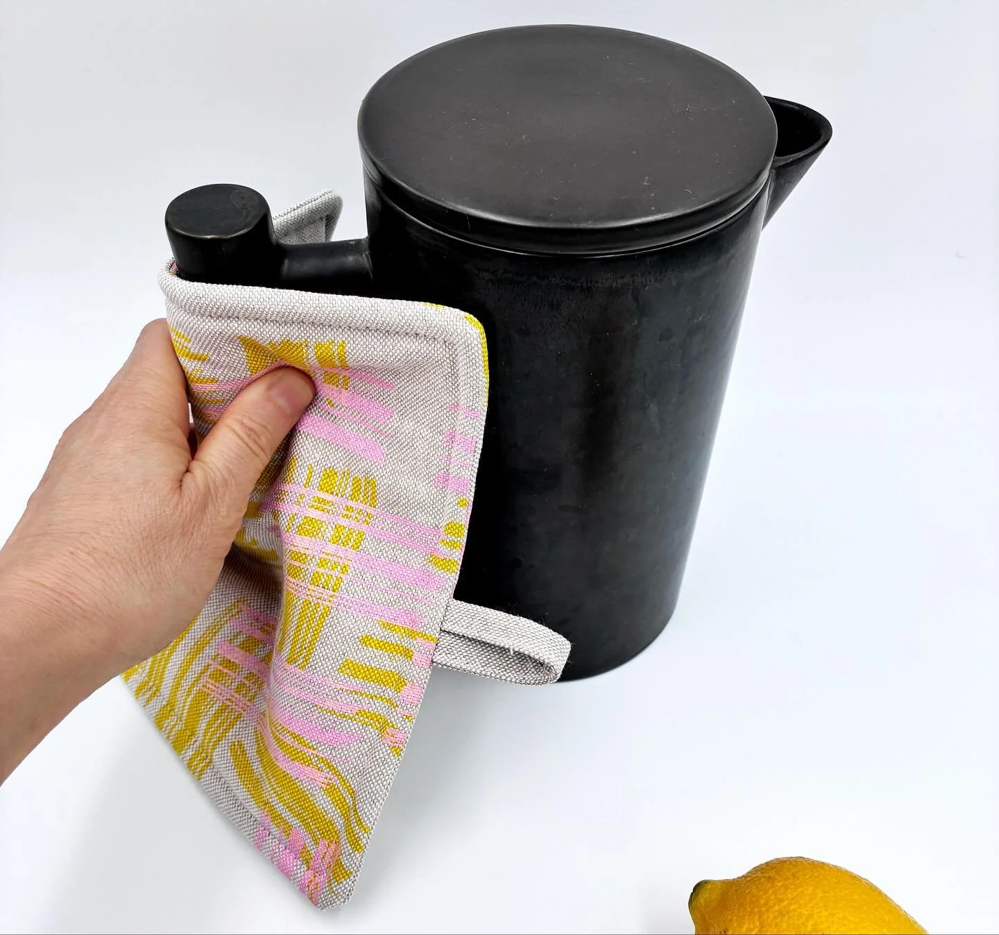 As novas pegas de cozinha j&aacute; est&atilde;o dispon&iacute;veis na p&aacute;gina da Matilde Beldroega na Faire. Muito em breve, tamb&eacute;m poder&atilde;o ser encontradas na nossa loja online.

&hellip;&hellip;&hellip;.

The new kitchen pothold