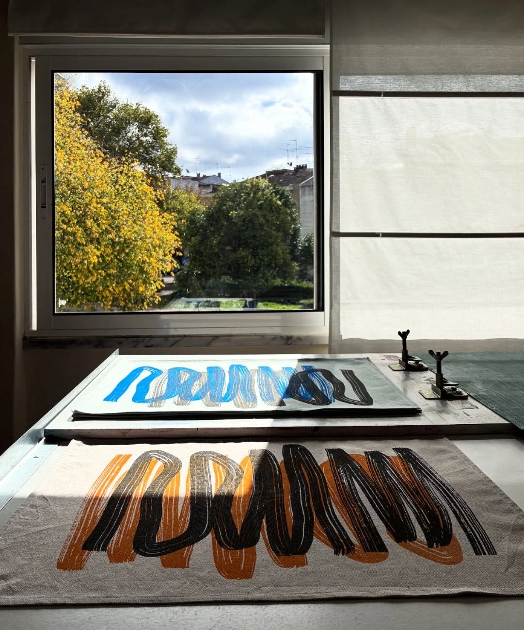 Azul &amp; preto + preto &amp; laranja

#matildebeldroega #handmade #handscreenprinted #kitchendesign #teatowels #panosdecozinha #artesanal #serifrafiatextil