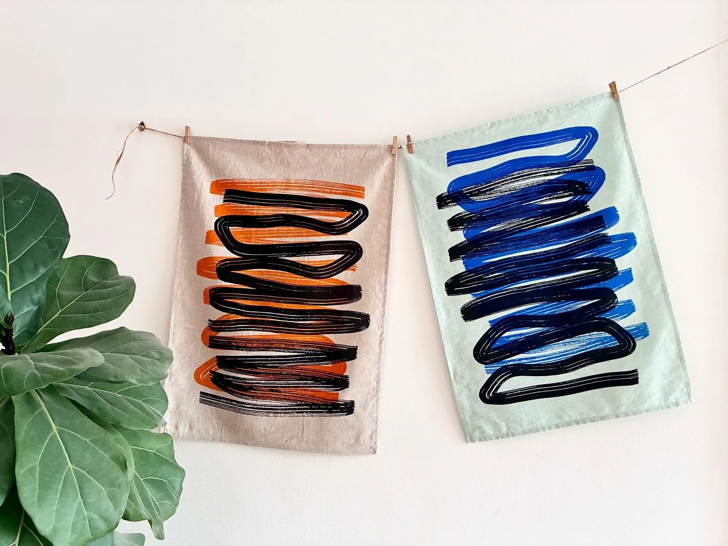 J&aacute; est&atilde;o na loja os novos panos de cozinha Roads &mdash; desta vez, numa combina&ccedil;&atilde;o de duas cores. (link na bio)

&hellip;&hellip;&hellip;..

The new Roads Tea towels are now in store &mdash; this time, in a combination of