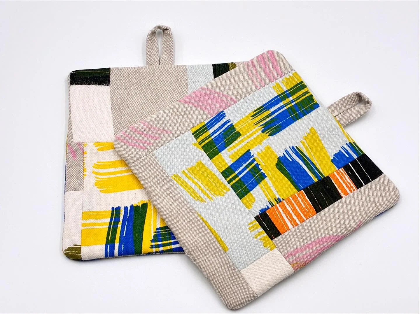 Novas pegas de cozinha - SPLASH OF COLORS
Na nossa loja online

#matildebeldroega #handmade #handscreenprinted #patchwork #potholders #ecofriendly #splashofcolors