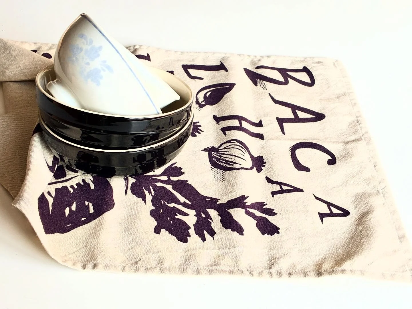 O bacalhau com gr&atilde;o voltou a tempo do Natal - Actualiz&aacute;mos a loja com alguns dos nossos panos de cozinha com receitas ilustradas.
&hellip;&hellip;&hellip;.
Bacalhau com Gr&atilde;o (salt cod with chickpeas) is back just in time for Chri