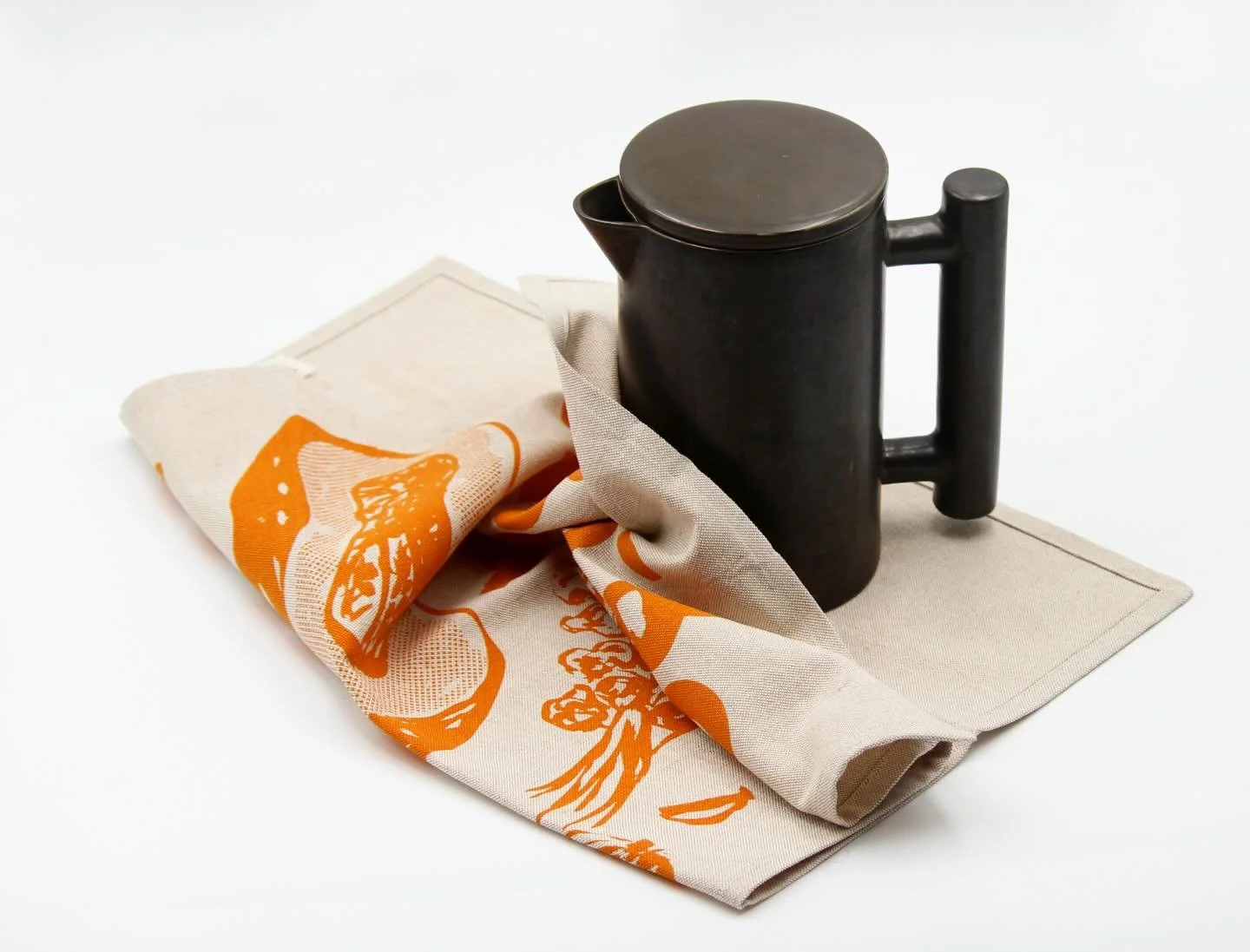 A Ab&oacute;bora no forno est&aacute; de volta &agrave; loja
(Link na bio)

#matildebeldroega #handprinted #ecofriendly