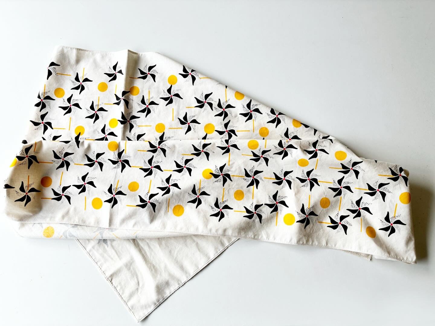 Novo len&ccedil;o como o nosso padr&atilde;o WINDMILLS. Desta vez em formato longo 150x45 cm.
Serigrafado artesanalmente com tintas ecol&oacute;gicas &agrave; base de &aacute;gua, sobre algod&atilde;o org&acirc;nico.

#matildebeldroega #SilkScarves
#