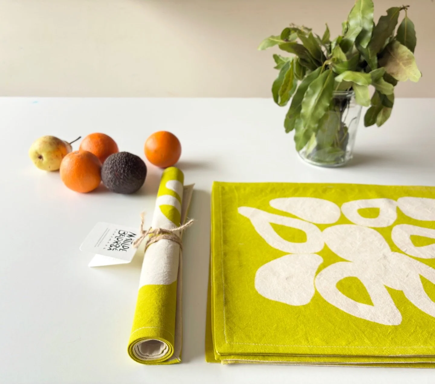 Novos individuais de mesa &ndash; Abacate

Produ&ccedil;&atilde;o em pequena s&eacute;rie.

Feitos no nosso est&uacute;dio, desde o desenho inicial at&eacute; &agrave; impress&atilde;o em serigrafia artesanal. Confeccionados em linho alentejano e imp