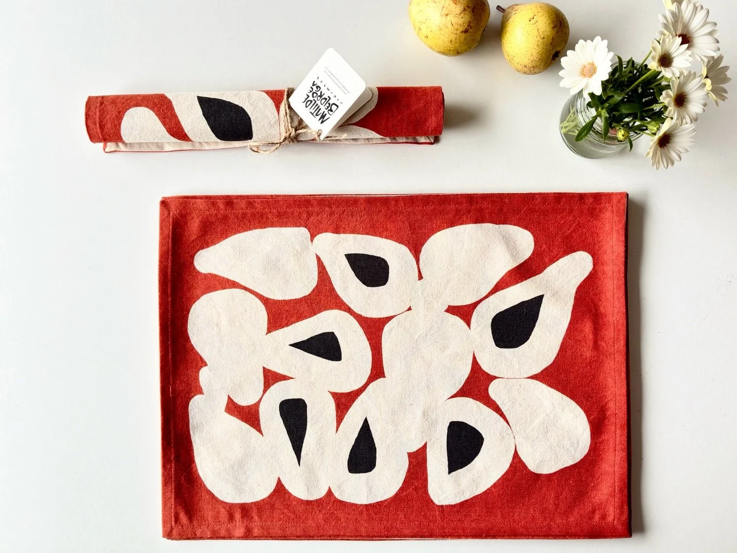 Novos individuais de mesa &ndash; P&ecirc;ras 

Produ&ccedil;&atilde;o em pequena s&eacute;rie.

Feitos no nosso est&uacute;dio, desde o desenho inicial at&eacute; &agrave; impress&atilde;o em serigrafia artesanal. Confeccionados em linho alentejano 