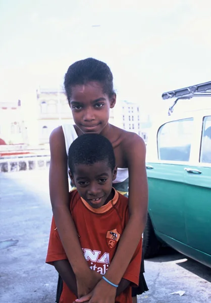 13_f1020011-pjm-goon-cuba-bro-and-sis-car.jpg