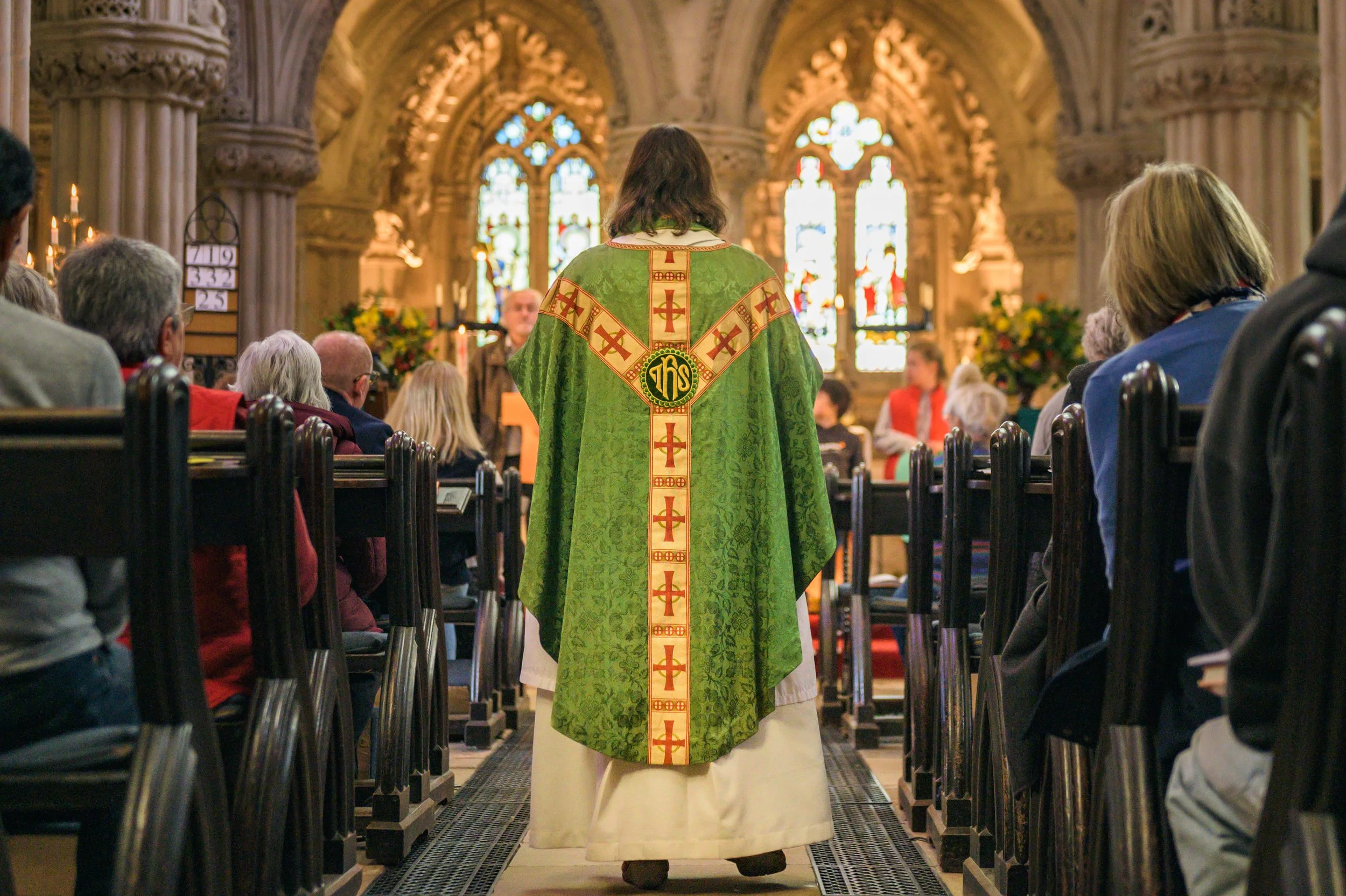 Rear Rev Gill congregation.jpg