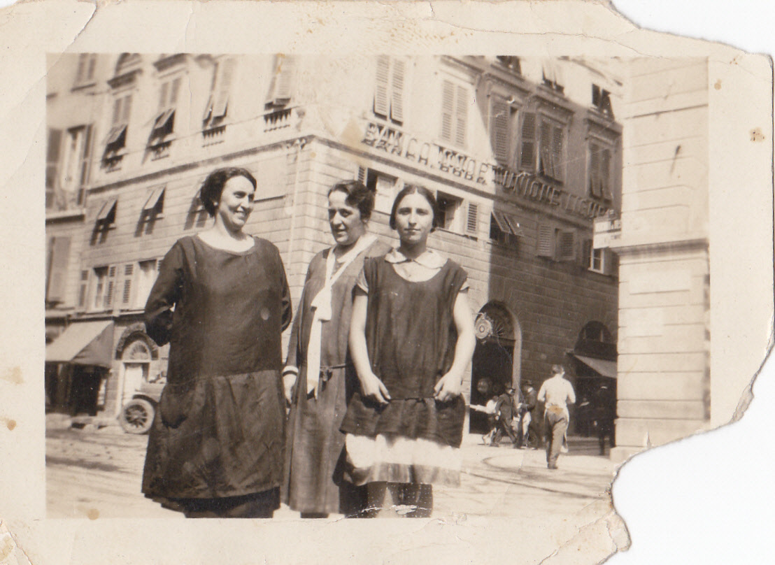 1924 – da sinistra la bisnonna Matilde Barbagelata con la figlia Caterina Pedemonte, l’ultima a destra. Lo sfondo è sempre la Ciappa Vegia, in fondo a Via San Lorenzo