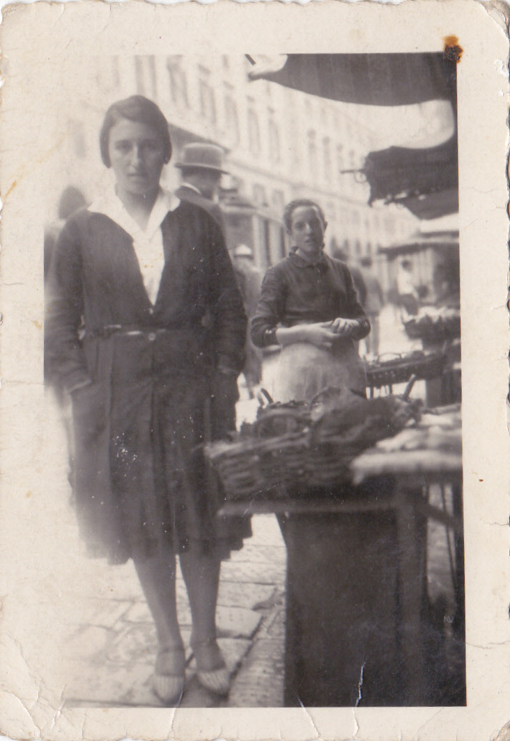 1930 – Caterina in Ciappa Vegia, sullo sfondo i Portici Filippo Turati e in primo piano le ceste di pesce sui banchi
