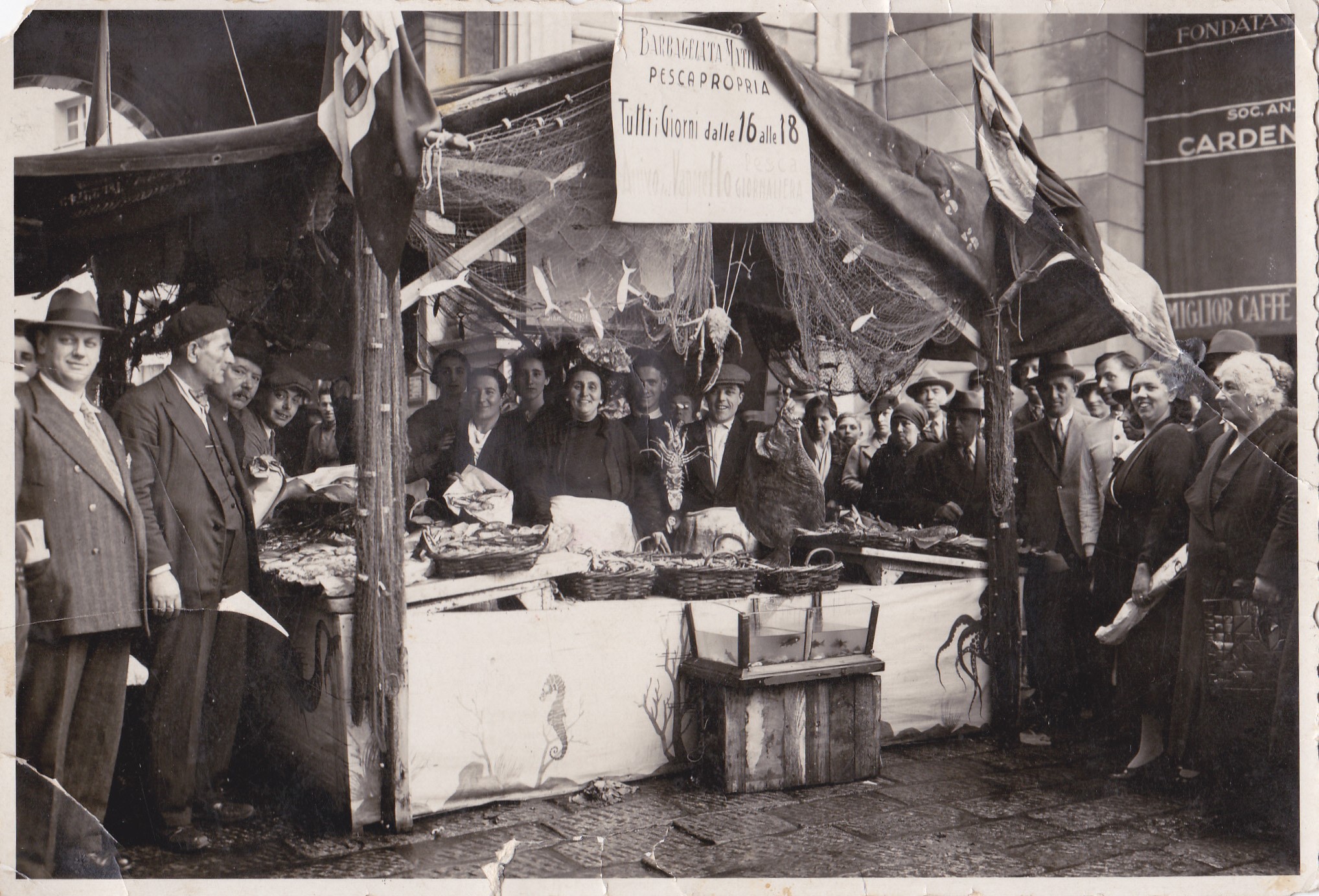1924 – Matilde Barbagelata a una fiera in Piazza de Ferrari con il suo banco, allestito a regola d’arte