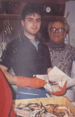 1990 – Matteo Conti diciannovenne sul banco del Mercato di Piazza Scio con un collaboratore