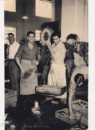 1955 - a sinistra nostro padre Gian Carlo Conti e nostro zio Franco Vallarino, sul mercato all’ingrosso del pesce in Piazza Cavour. Come bilance si usavano ancora le stadere.