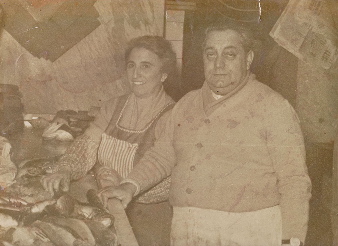 1955 – I nonni Caterina Pedemonte e Armando Vallarino nel negozio di Santi Giacomo e Filippo