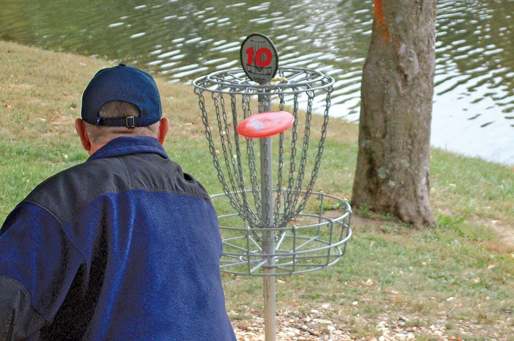 CB0108_Carver_FrisbeeGolf1.jpg