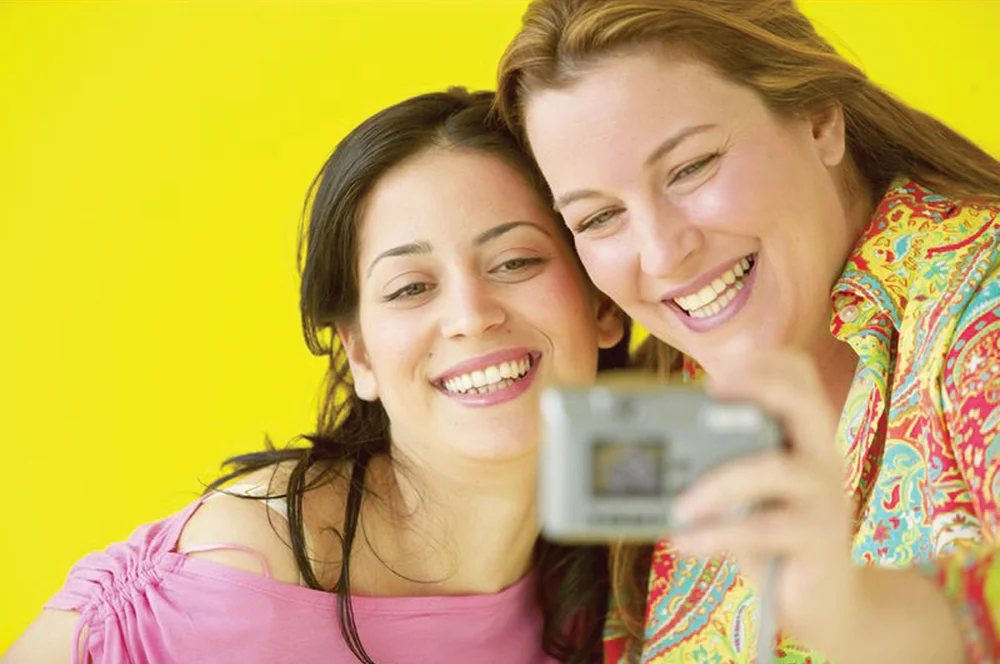 CB0907_Diering_GettingPicture1.jpg