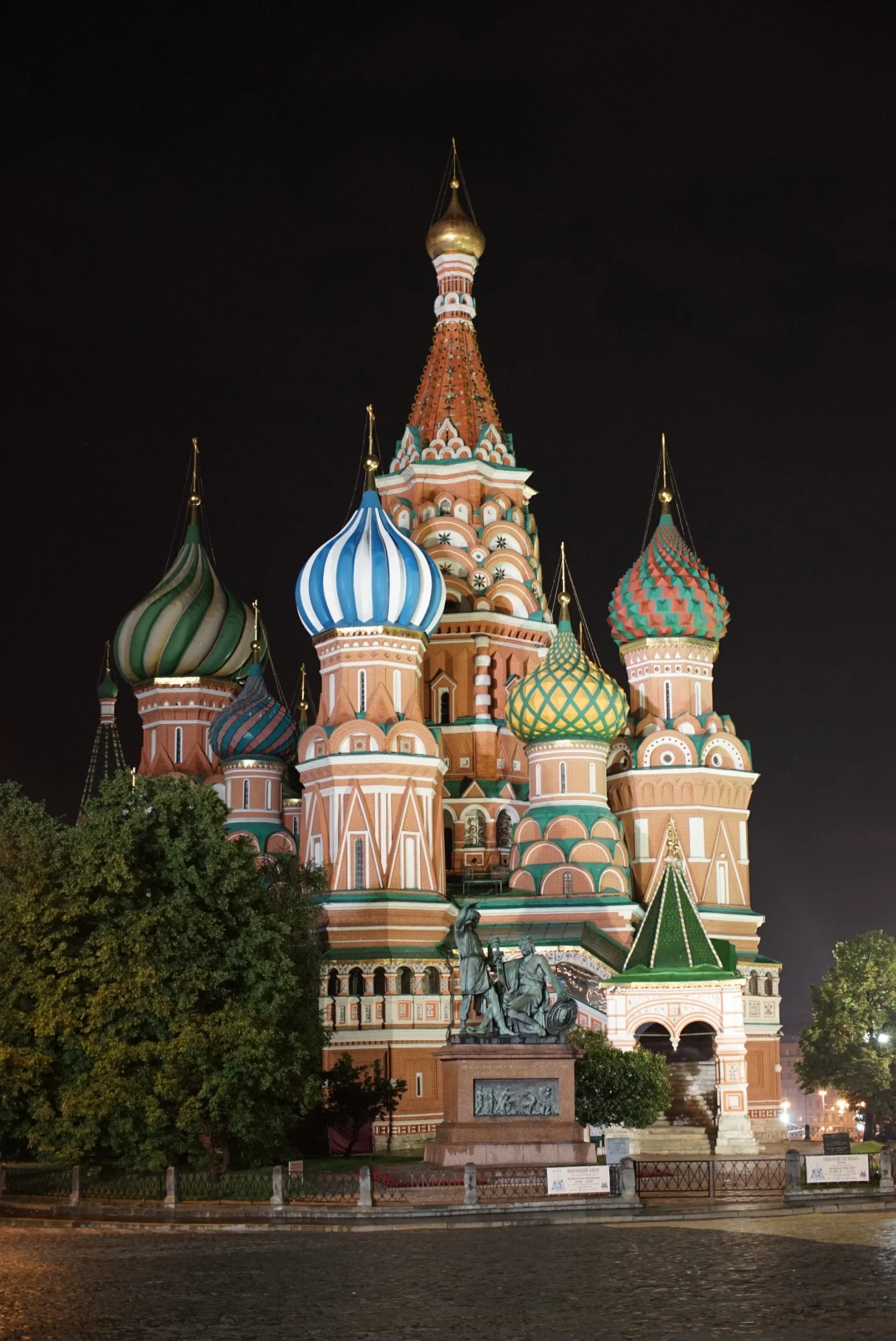 Saint Basil à noite sem turistas