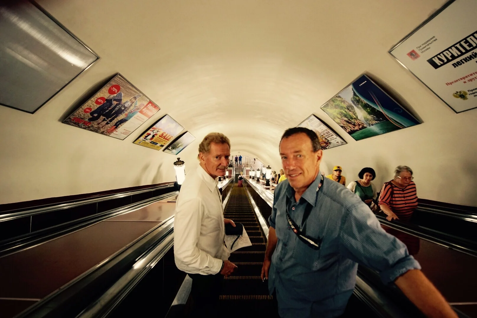 Gerard e Dietrich descendo as escadas em direção aos trens. 