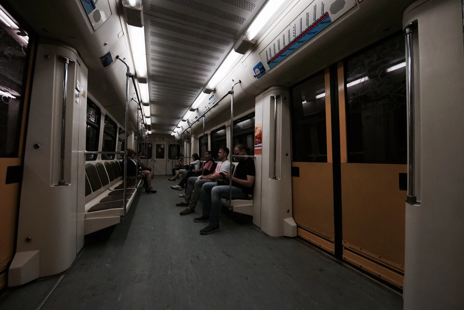 A iluminação dos três pode ser bastante escura. 