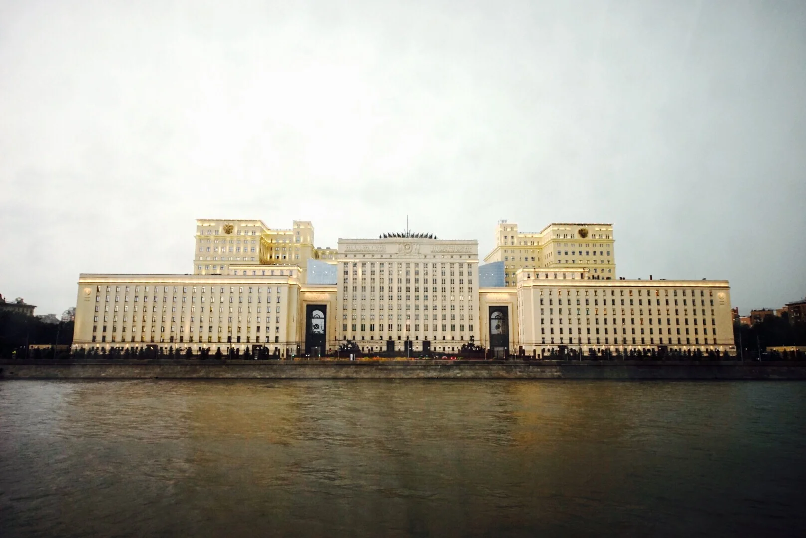 Novo ministério da defesa na beira do rio Moscou.