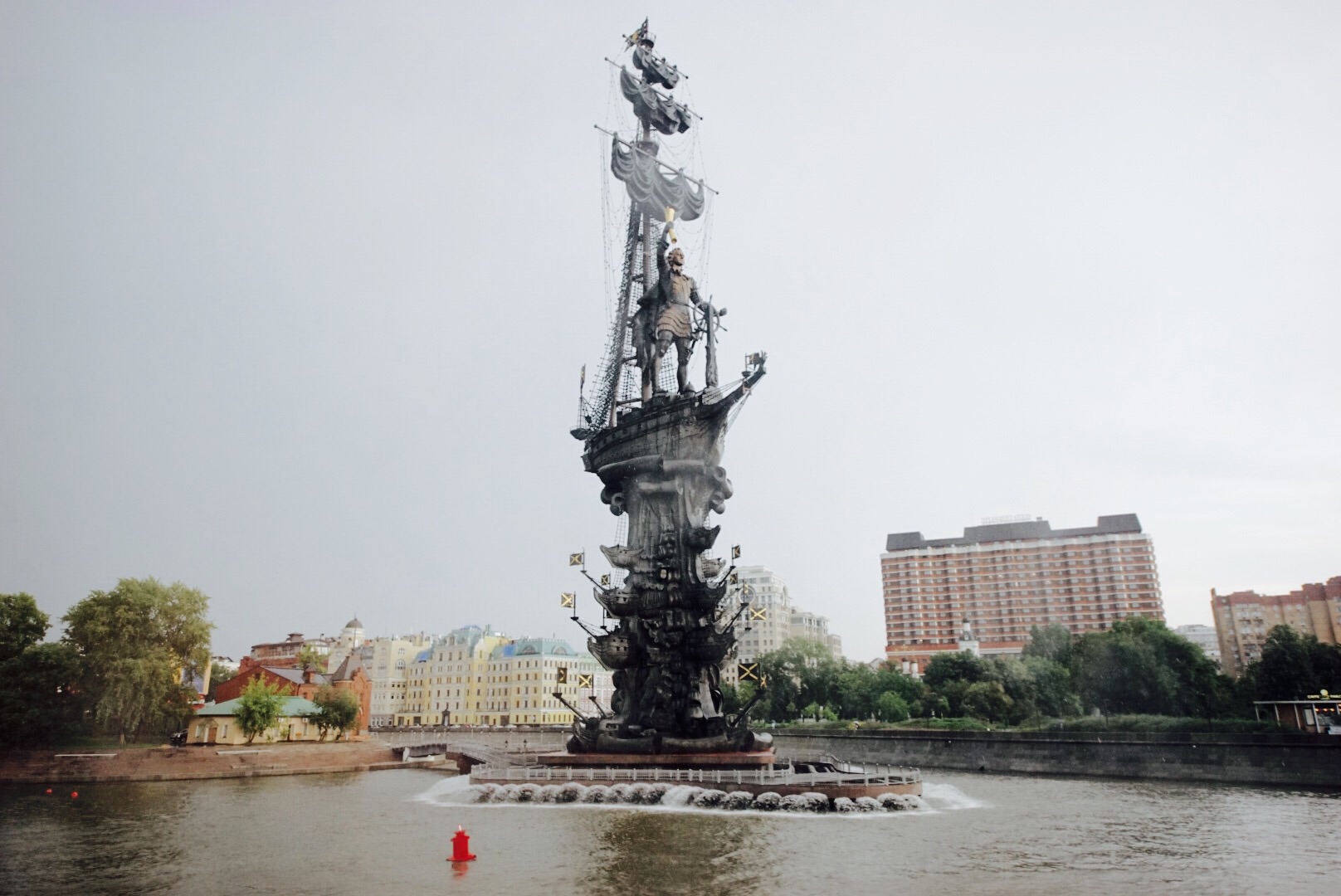 Monumento ao Pedro o Grande às margens do rio Moscou. É realmente grande!