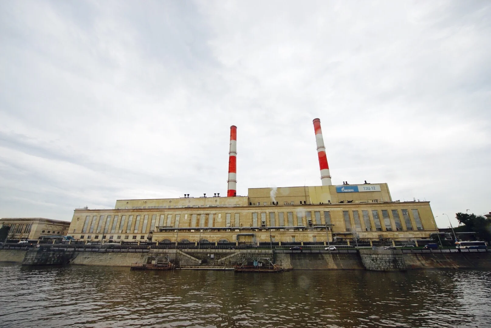 Inicialmente pensávamos ser usinas termoelétricas, depois descobrimos que se tratam de centrais de aquecimento.