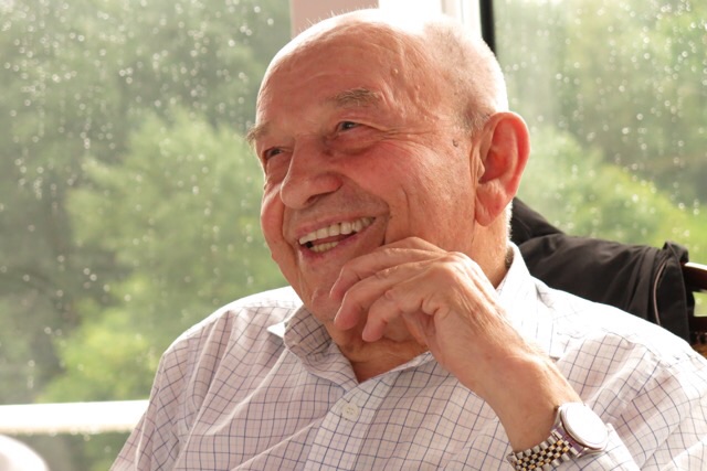 Ivan, 88 anos, esbanjando saúde alegria e muita cultura! Ele é vegetariano. 
