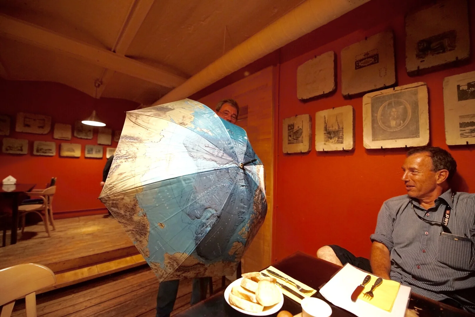 Misha mostra seu guarda-chuva com o pólo norte, por onde costuma realizar expedições com seu helicóptero.