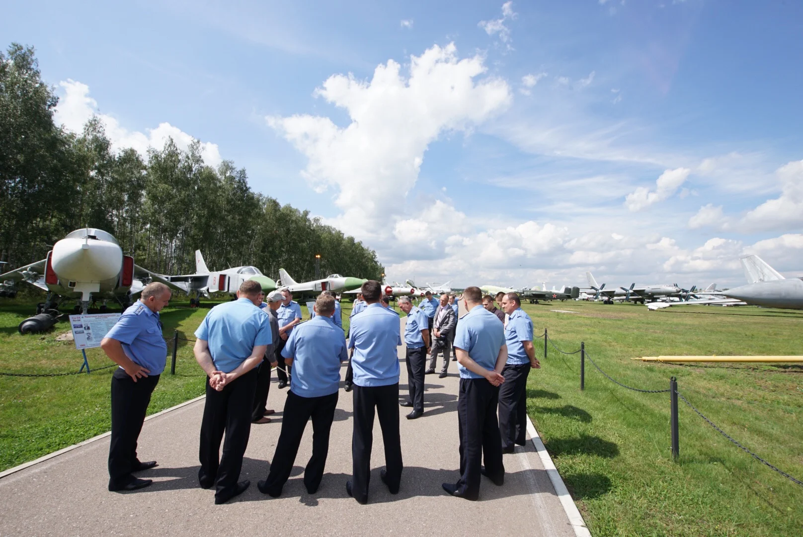 Militares aprendem detalhes sobre os aviões! 